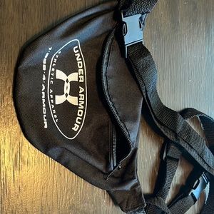 Black under armor fanny pack (2)